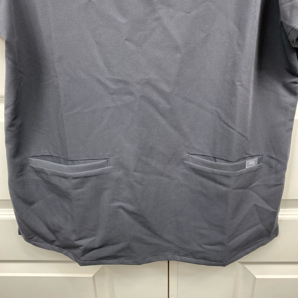 FIGS Technical Collection Women’s Scrub Catarina Top Gray 2 Pockets Medium - Picture 2 of 7